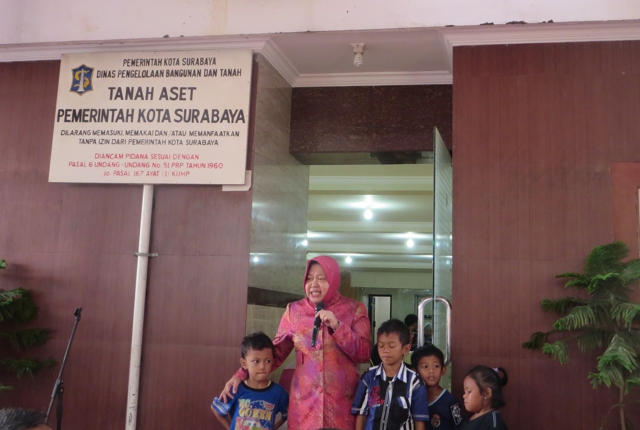 Bersama dengan anak-anak Jarak-Dolly