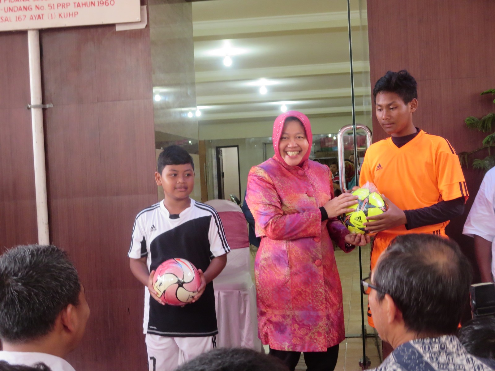 Bu Risma meluncurkan klub sepak bola U12 dan U15