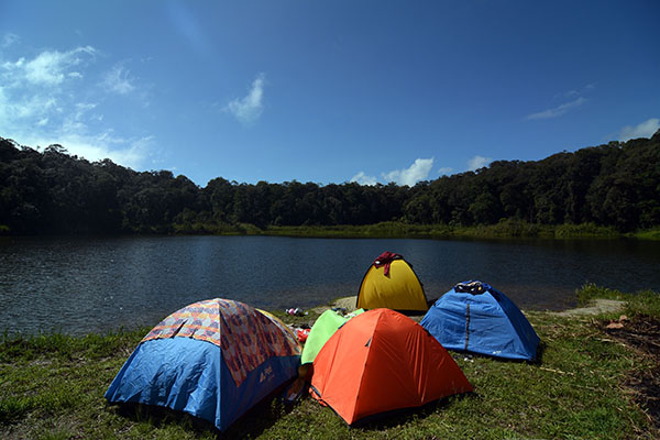Pengunjung bertenda di bibir Telaga Tambing. Pada hari libur, bibir telaga ini dipenuhi dengan tenda-tenda aneka warna. (foto: bmzIMAGES/Basri Marzuki)