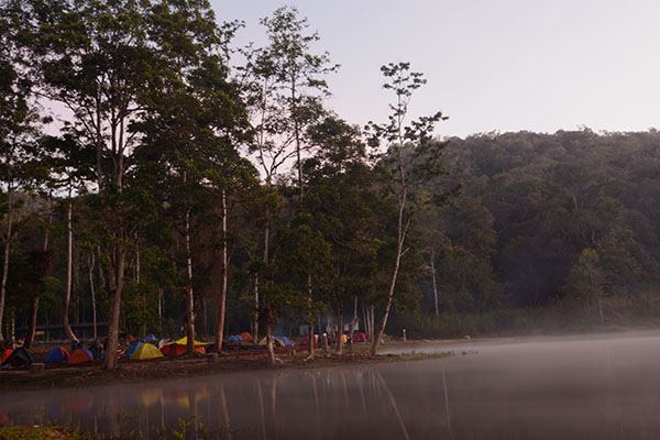 Deretan tenda di sekeliling telaga. Sebagian pengunjung masih terlelap di tendanya meski sajian alam di sekitarnya sungguh memesonakan mata. (Foto: bmzIMAGES/Basri Marzuki)