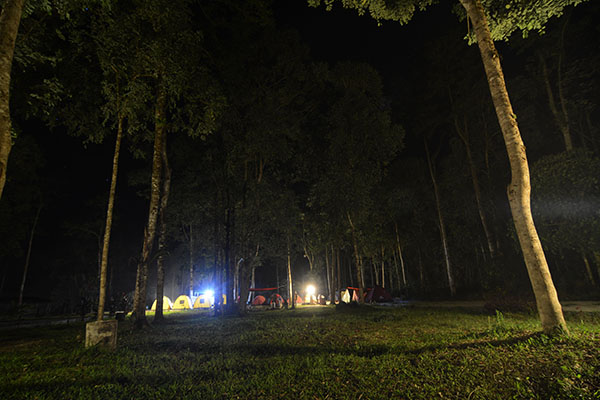 Kebanyakan pengunjung ke telaga ini menginap di lokasi. Tenda-tenda disiapkan oleh pengelola, yakni Taman Nasional Lore Lindu (TNLL). Tenda yang tersedia hanya sekitar 25 unit, namun akan ditambah lagi sejalan dengan makin meningkatnya jumlah kunjungan. (Foto: bmzIMAGES/Basri Marzuki)