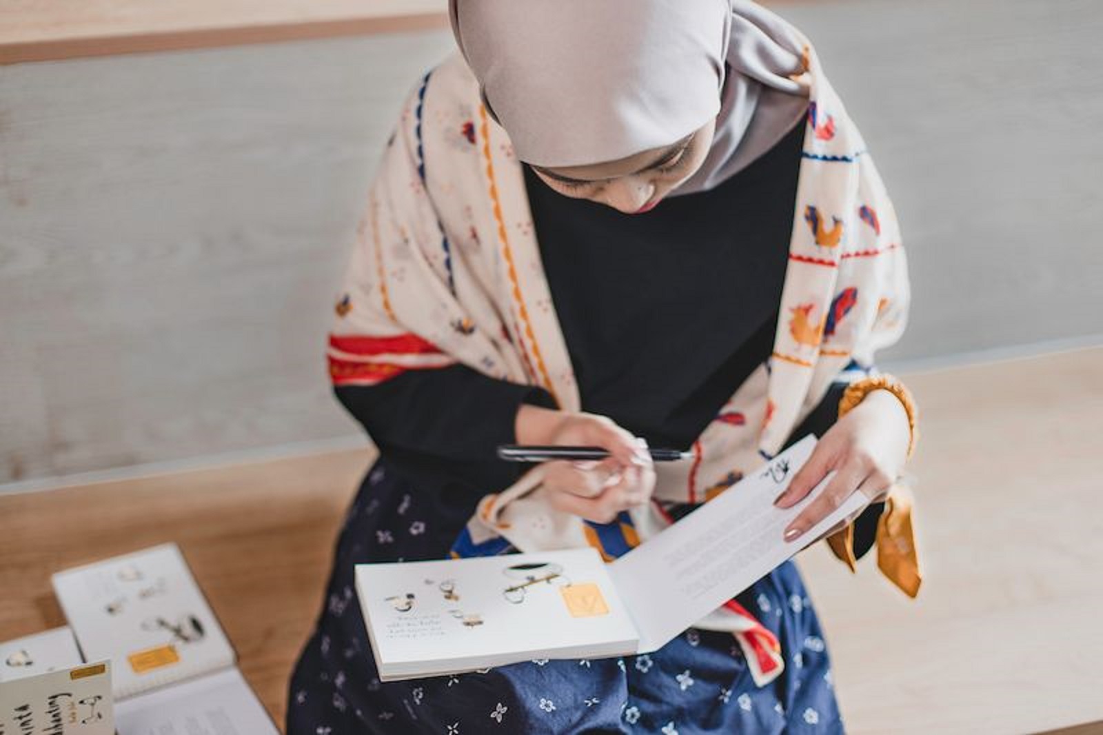Tsana dan bukunya | Foto: Gramedia.com