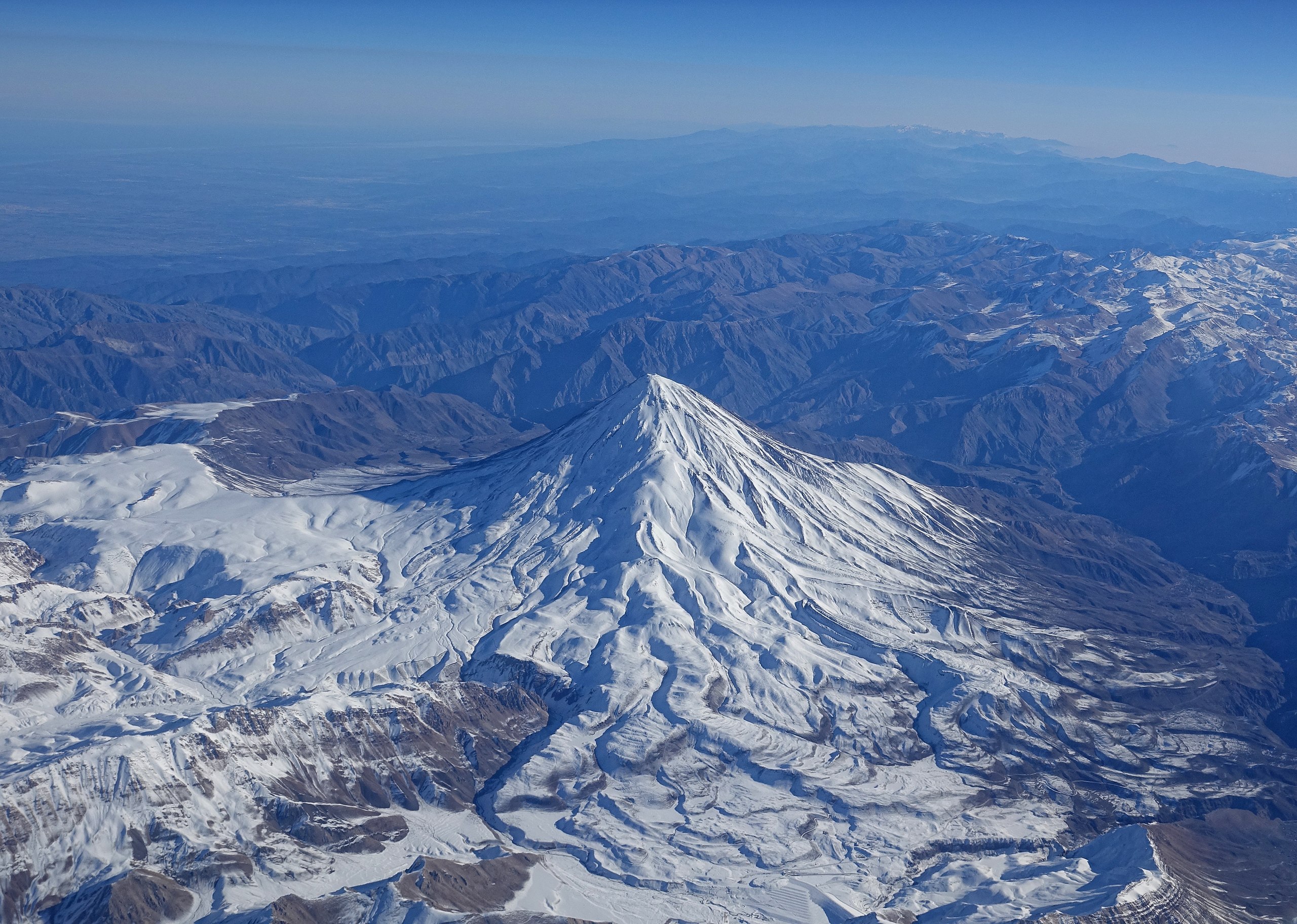 Gunung Davamand | By Bjørn Christian Tørrissen - Own work by uploader, https://bjornfree.com/travel/galleries/, CC BY-SA 4.0, https://commons.wikimedia.org/w/index.php?curid=75027884