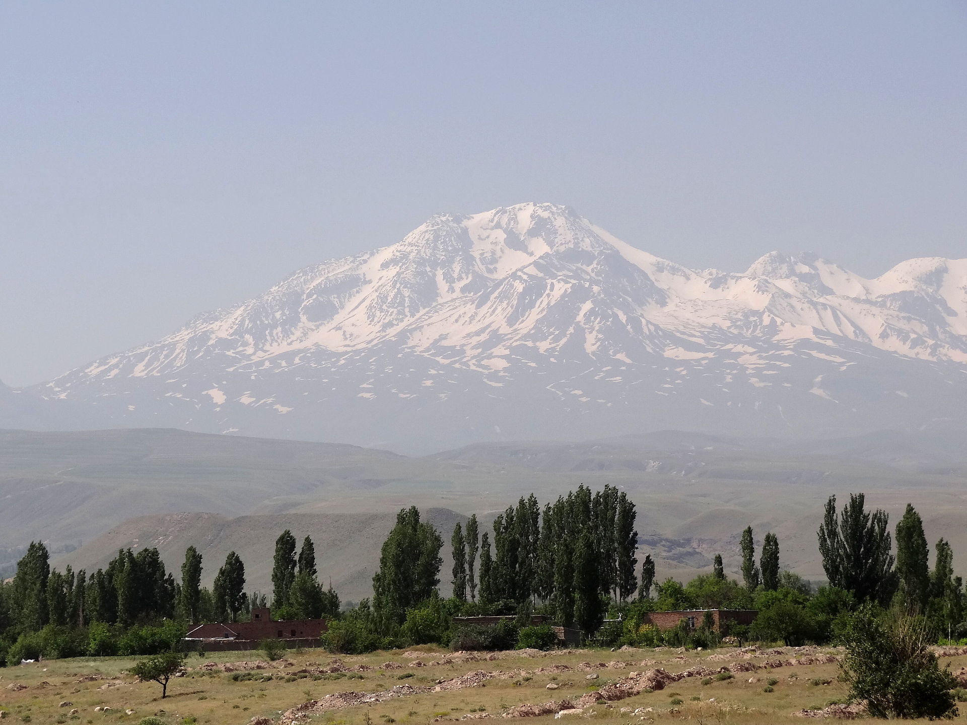 Gunung Sabalan | By Adam Jones - Flickr: Mt. Sabalan (4811 Metres) Viewed from Highway near Ardabil - Iranian Azerbaijan - Iran, CC BY-SA 2.0, https://commons.wikimedia.org/w/index.php?curid=32349649