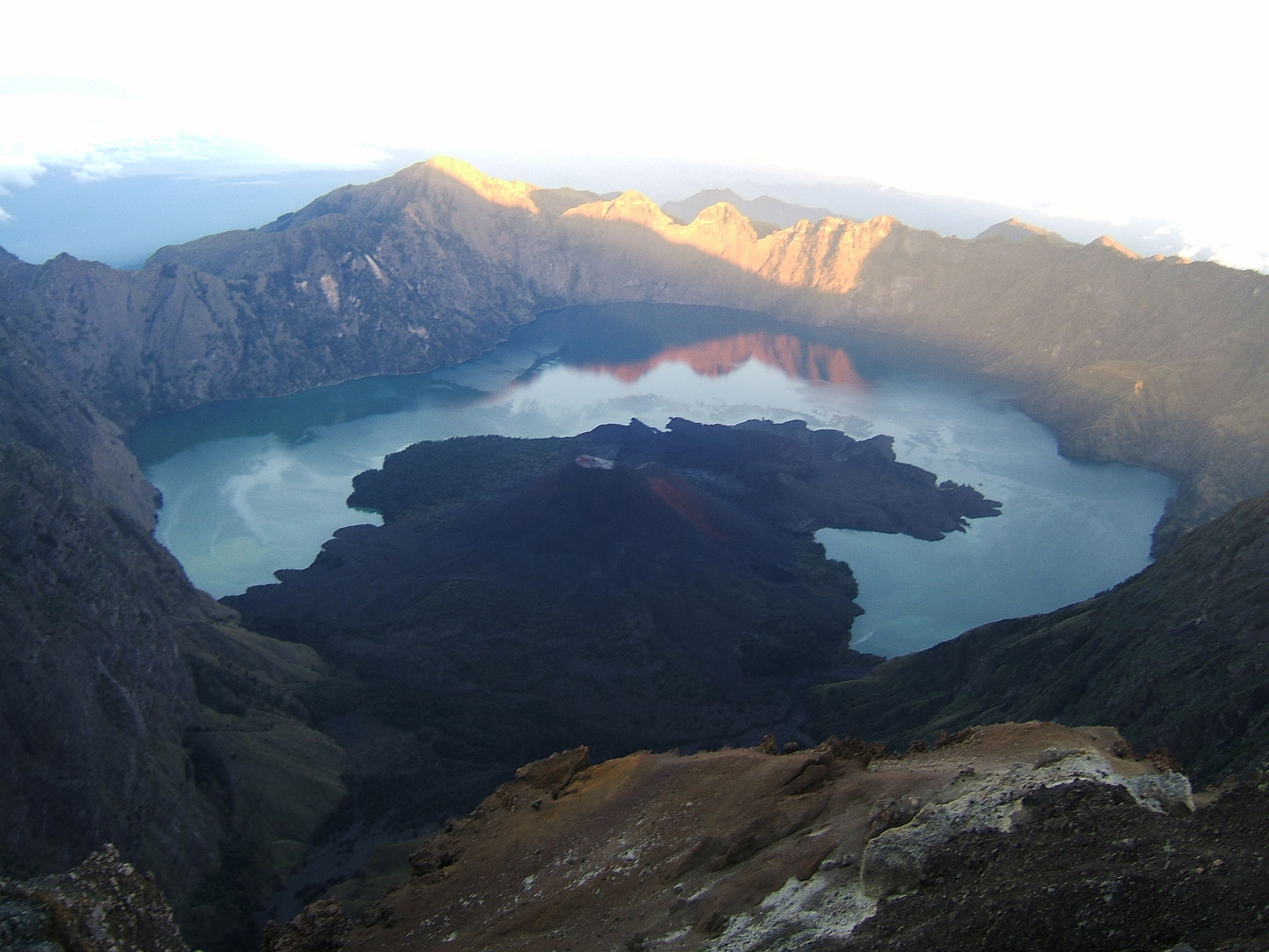 Segara Anak, gunung Rinjani | By Massew64 - Own work, CC BY-SA 3.0, https://commons.wikimedia.org/w/index.php?curid=11646186