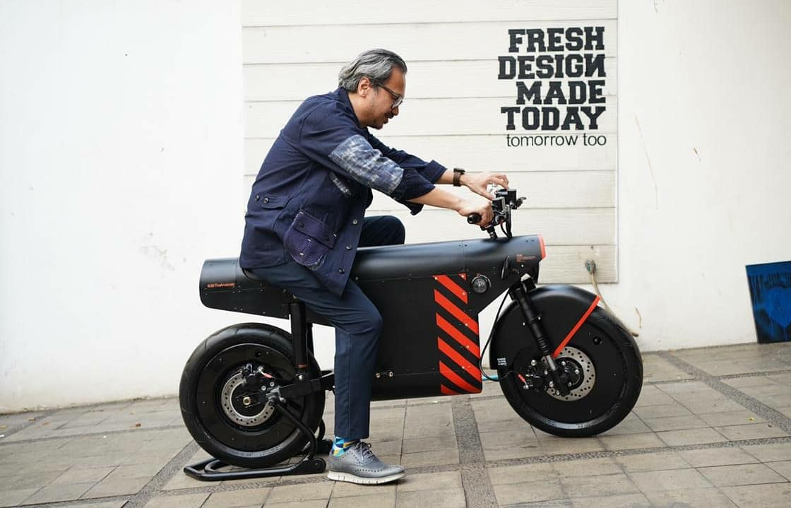 Kemenparekraf jajal motor listrik EV.1000