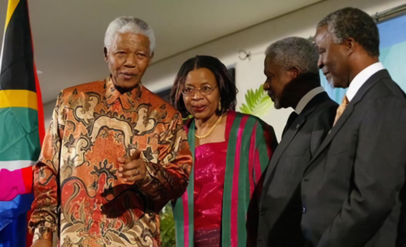 Nelson Mandela menggunakan batik © Akurat.co