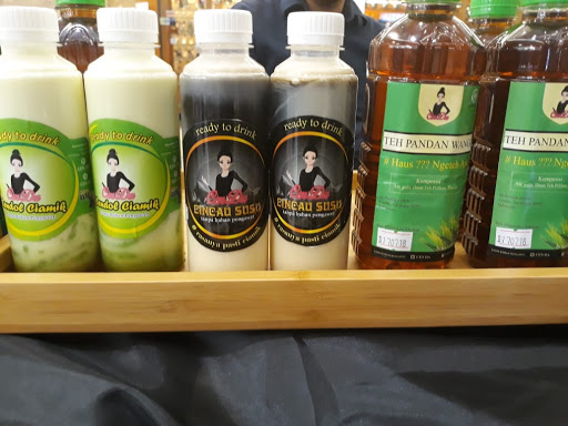 salah satu contoh minuman es cendol yang dikemas menggunakan botol. Sumber: bisnissurabaya