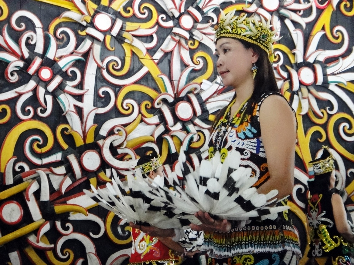 Pertunjukan Tarian Khas Dayak 