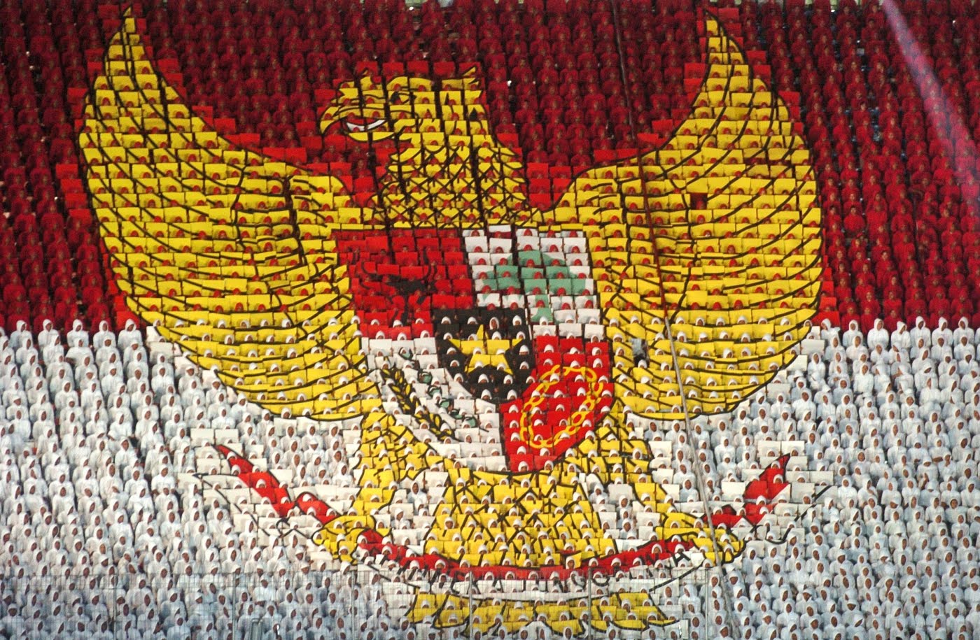 Formasi lambang negara dan bendera merah putih | Foto: wajibbaca.com