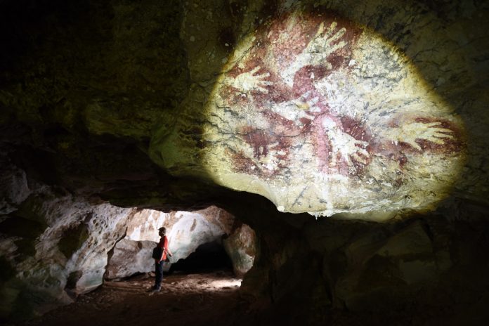 Lukisan karya manusia purba di Gua Situs Pasaung, Rammang-Rammang | Foto: Kemdikbud RI