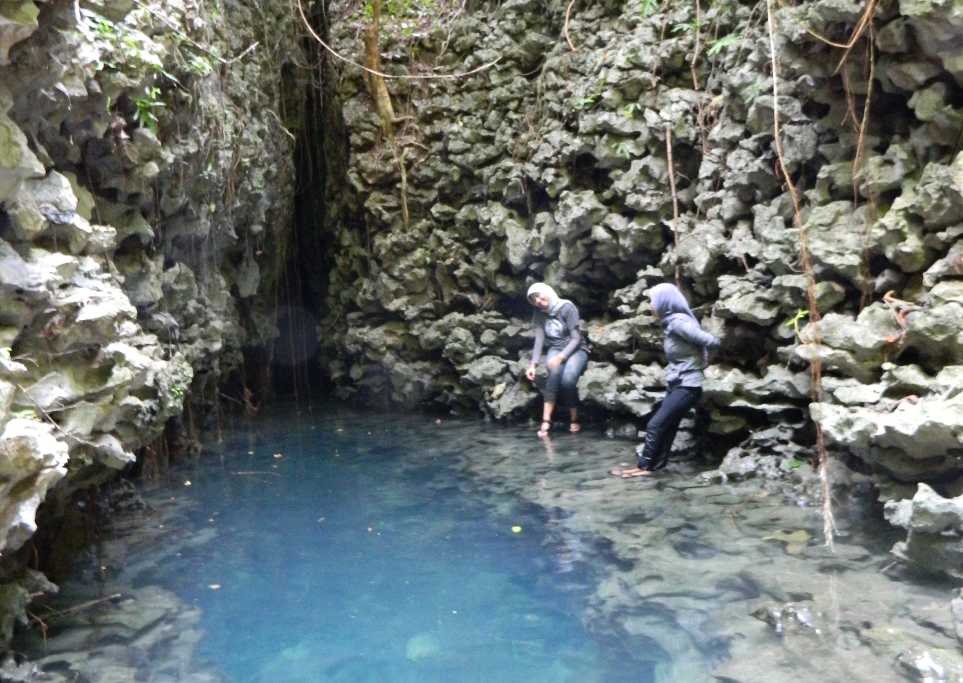 Jernihnya air di Telaga Bidadari, Rammang-Rammang | Foto: nou22femme.blogspot.com