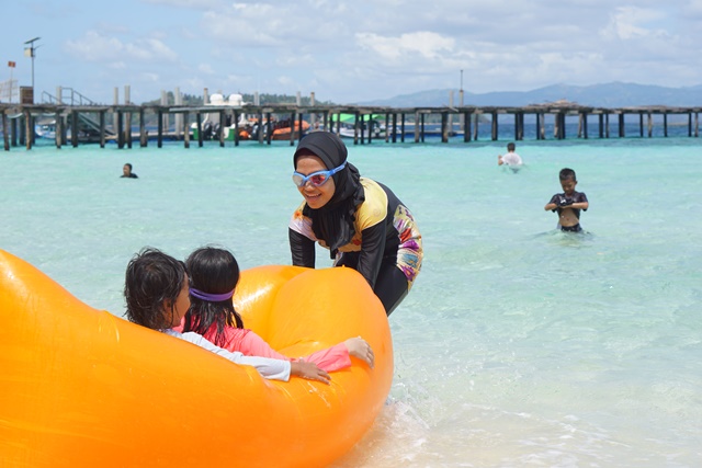pantai di pulau Saronde menjadi tempat favorit anak-anak untuk bermain karena kejernihan air lautnya. ( foto : Asriani )