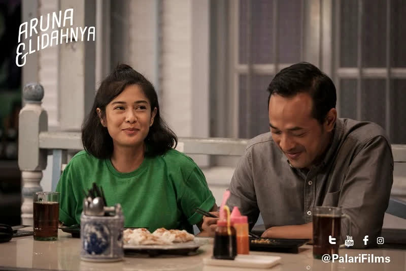 Sebuah adegan ketika Dian Sastro dan Oka Antara memakan choipan di Kawasan Tradisional Kota Singkawang. Sumber: PalariFilms