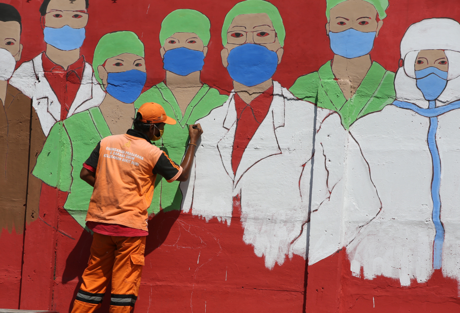 Aksi petugas Penanganan Prasarana dan Sarana Umum (PPSU) Kelurahan Bukit Duri membuat mural bertemakan Covid-19 (28/8/2020)Sumber: Kristianto Purnomo/Kompas.com