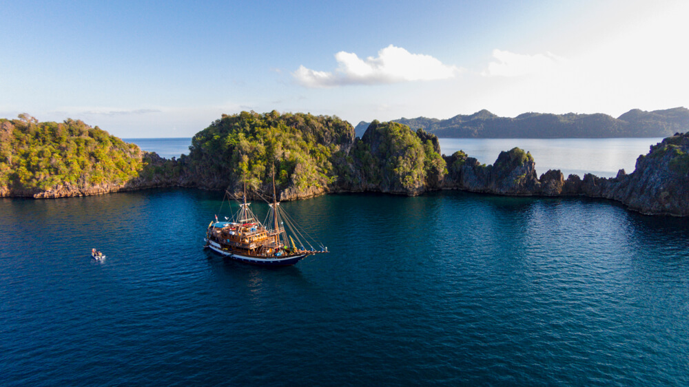 Kapal Pinisi Raja Ampat
