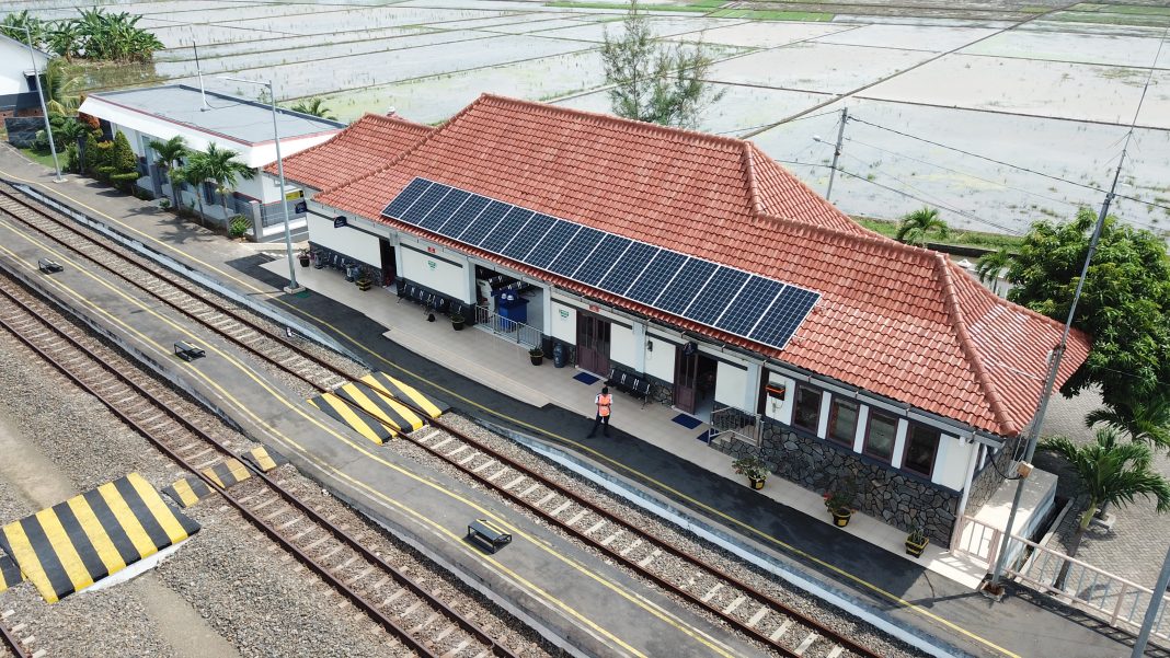 Stasiun Batang, Jawa Tengah sebagai stasiun pertama yang menggunakan PLTS Atap | Foto: Dok IESR