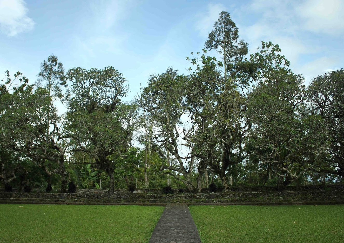 Area makam Datuk Tantajo Garhano