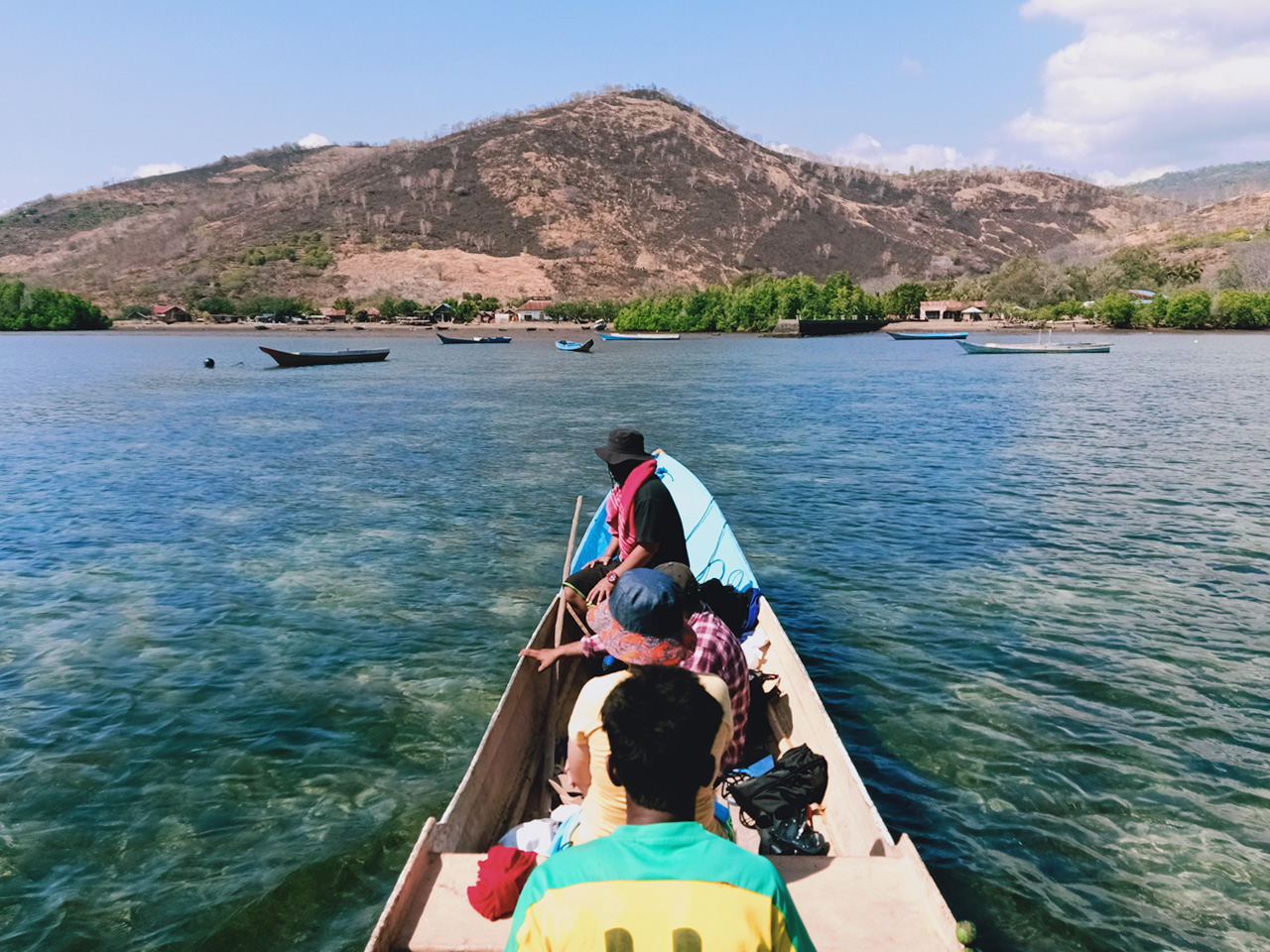 Kapal nelayan untuk penyeberangan ke Pulau Mekko