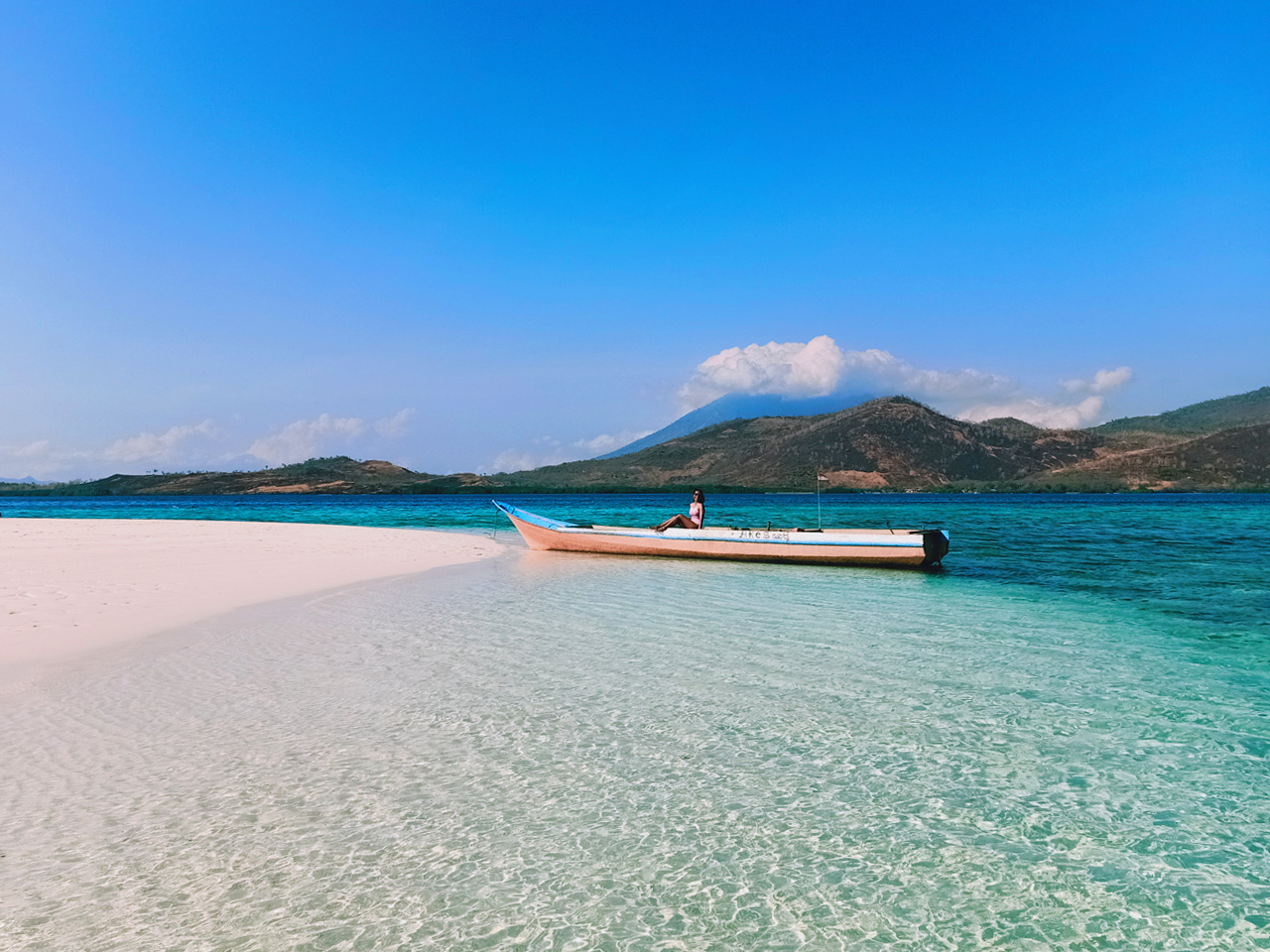 Pulau Mekko dengan latar belakang Ile (Gunung) Boleng di Pulau Adonara