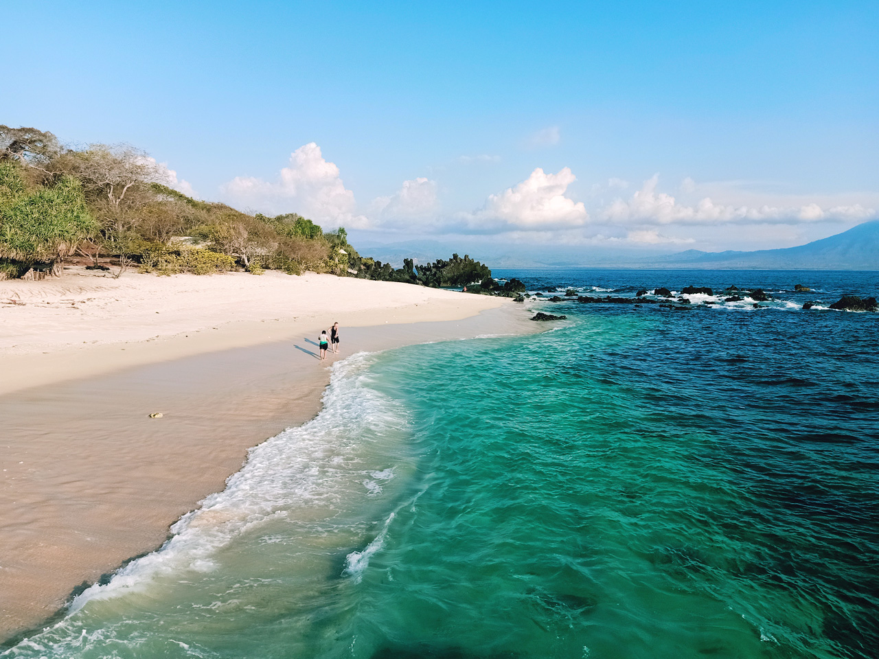 Pantai Watotena yang sepi dengan pasir putih bersih