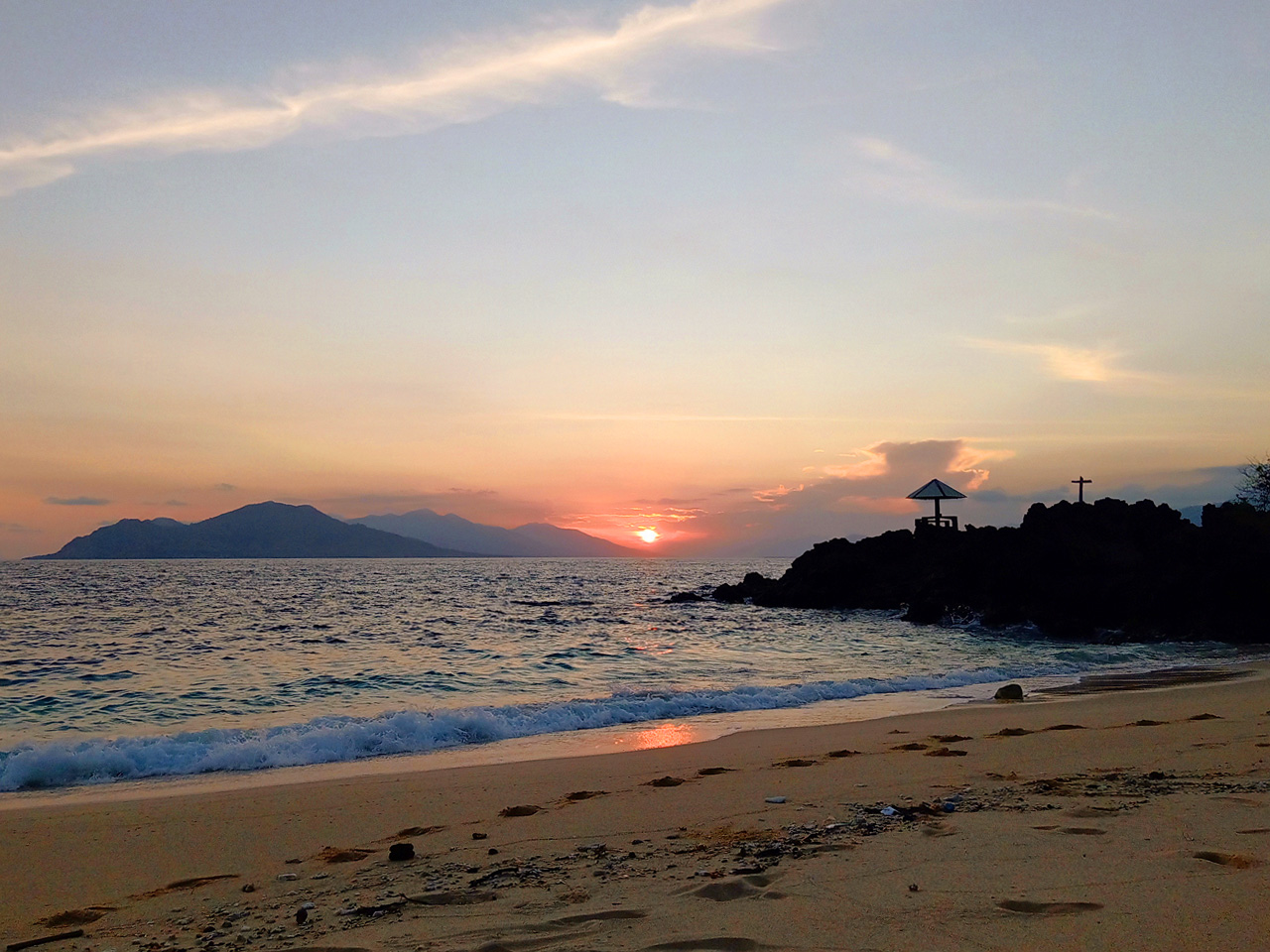 Suasana senja di Pantai Watotena, Pulau Adonara