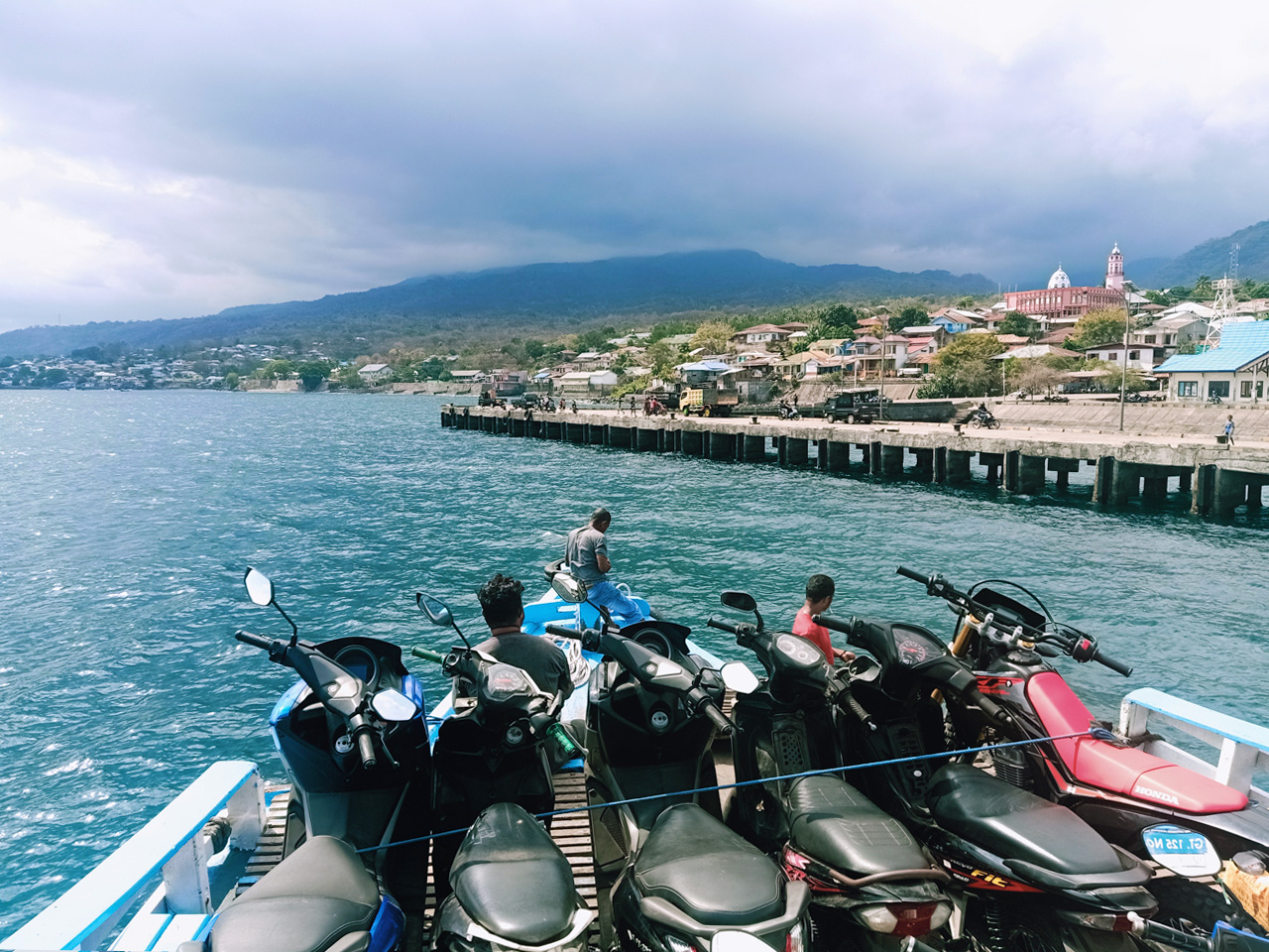 Penyeberangan kapal motor menuju pelabuhan Weiwerang di Pulau Adonara