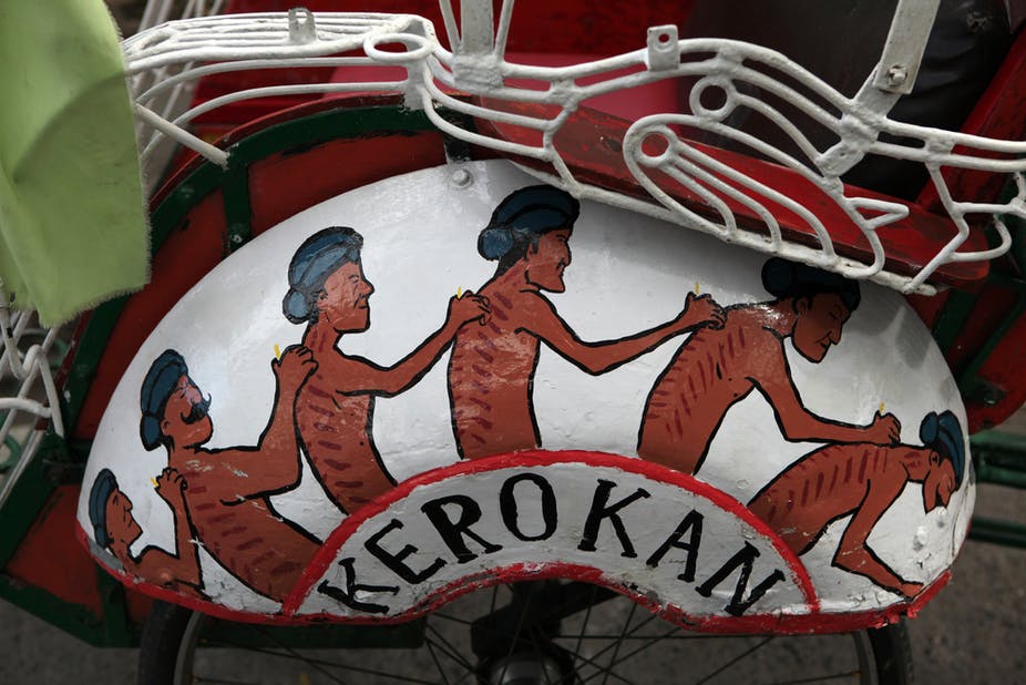 Ilustrasi kerokan dalam sepatbor kendaraan roda tiga becak. © theconversation.com