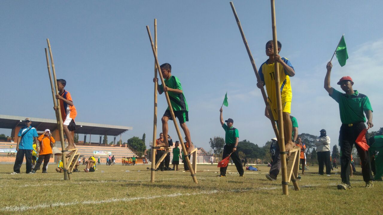 Permainan Egrang © jatimnow.com