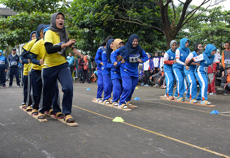 Perlombaan Bakiak © jabarprov.go.id