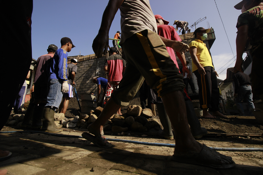 Gotong royong membangun rumah © Shutterstock/Ludhita Dwi A