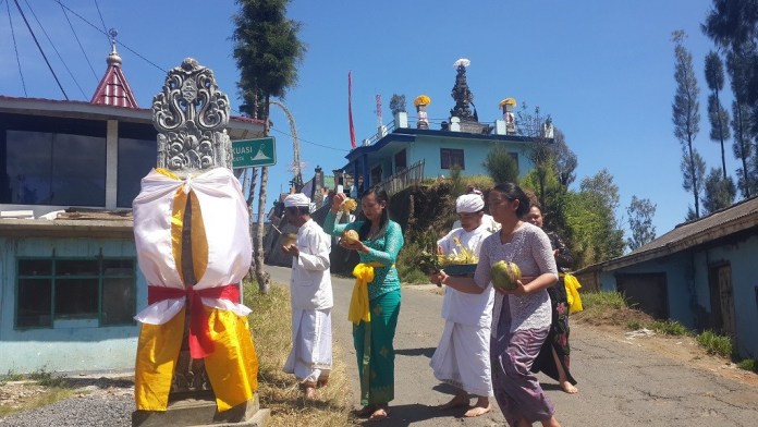 Umat Hindu bersembahyang Hari Raya Galungan dengar latar Pura dan Musala Desa Ngadas.Sumber: Terakota/Eko Widianto