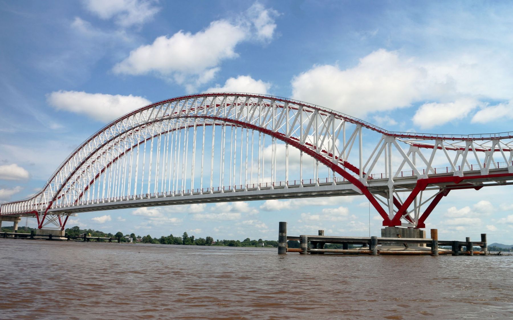 Menghubungkan Kalimantan Tengah dan Kalimantan Barat, jembatan megah ini merupakan bagian dari jalan Trans Kalimantan.