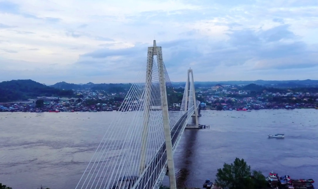 Jembatan Mahkota II memiliki panjang sekitar 1.428 meter, menjadikannya sebagai jembatan terpanjang di Kalimantan Timur.