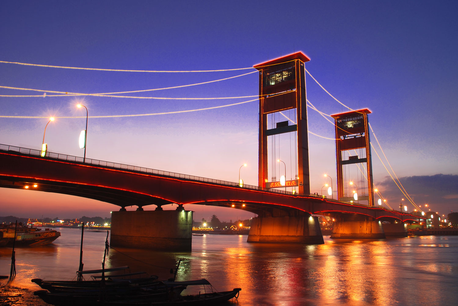 Desain yang menarik serta strukturnya yang megah membuat jembatan ini dijadikan sebagai ikon Kota Palembang.