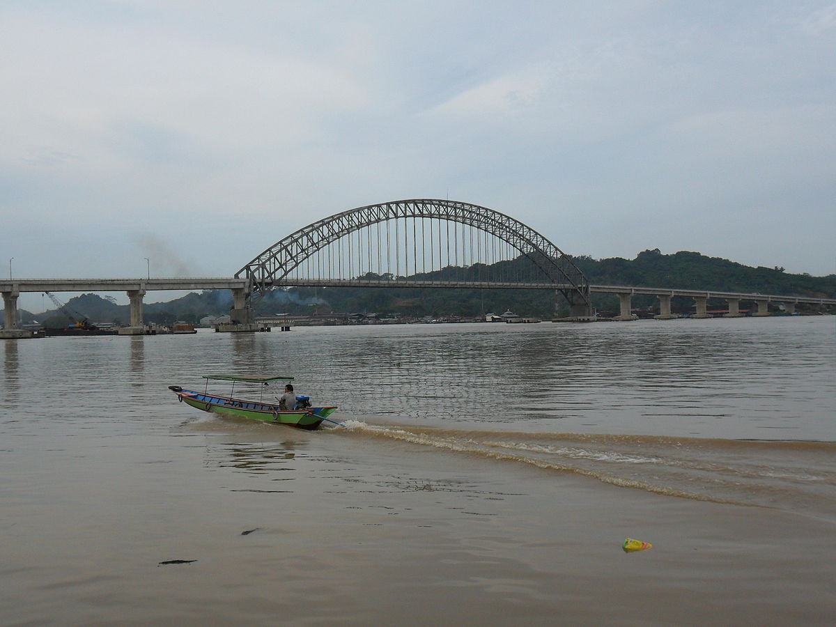 Jembatan yang membentang di atas aliran sungai Mahakam ini memiliki panjang keseluruhan sekitar 799 meter.