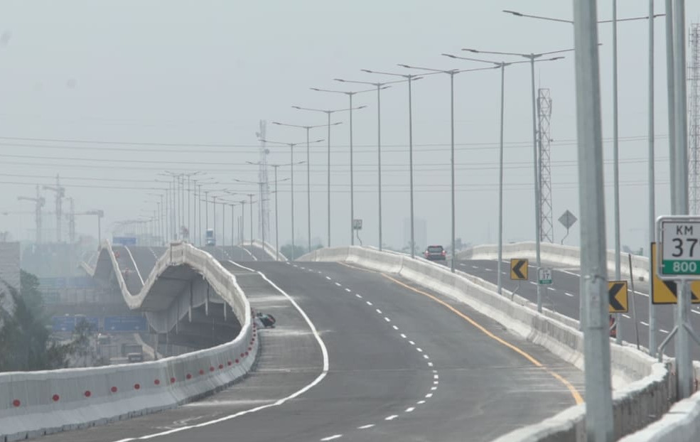 Jalan tol layang yang membentang melewati Karawang.