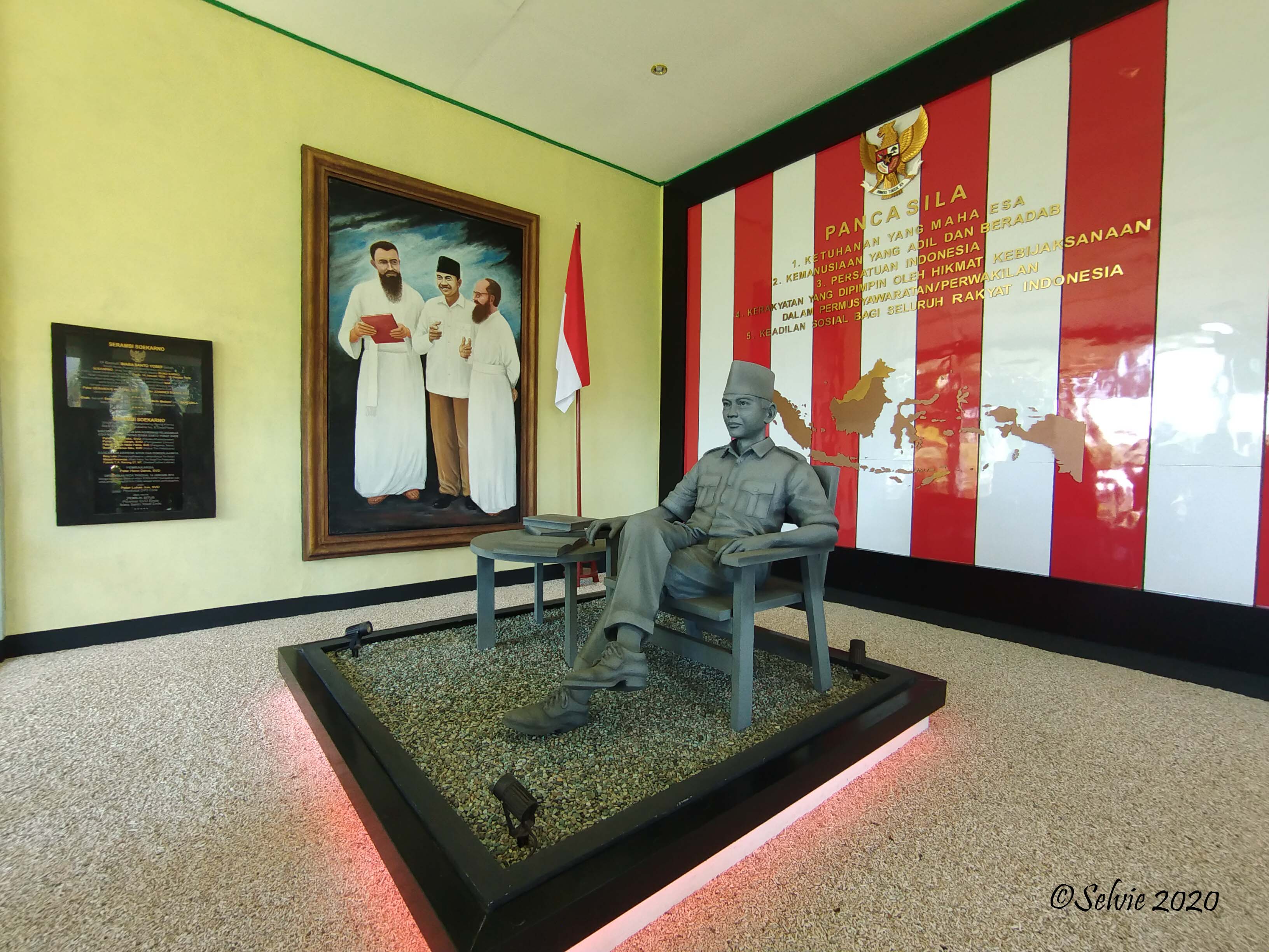 Patung Bung Karno di Serambi Soekarno, Rumah Biara Santo Yosef. Foto: Pribadi.