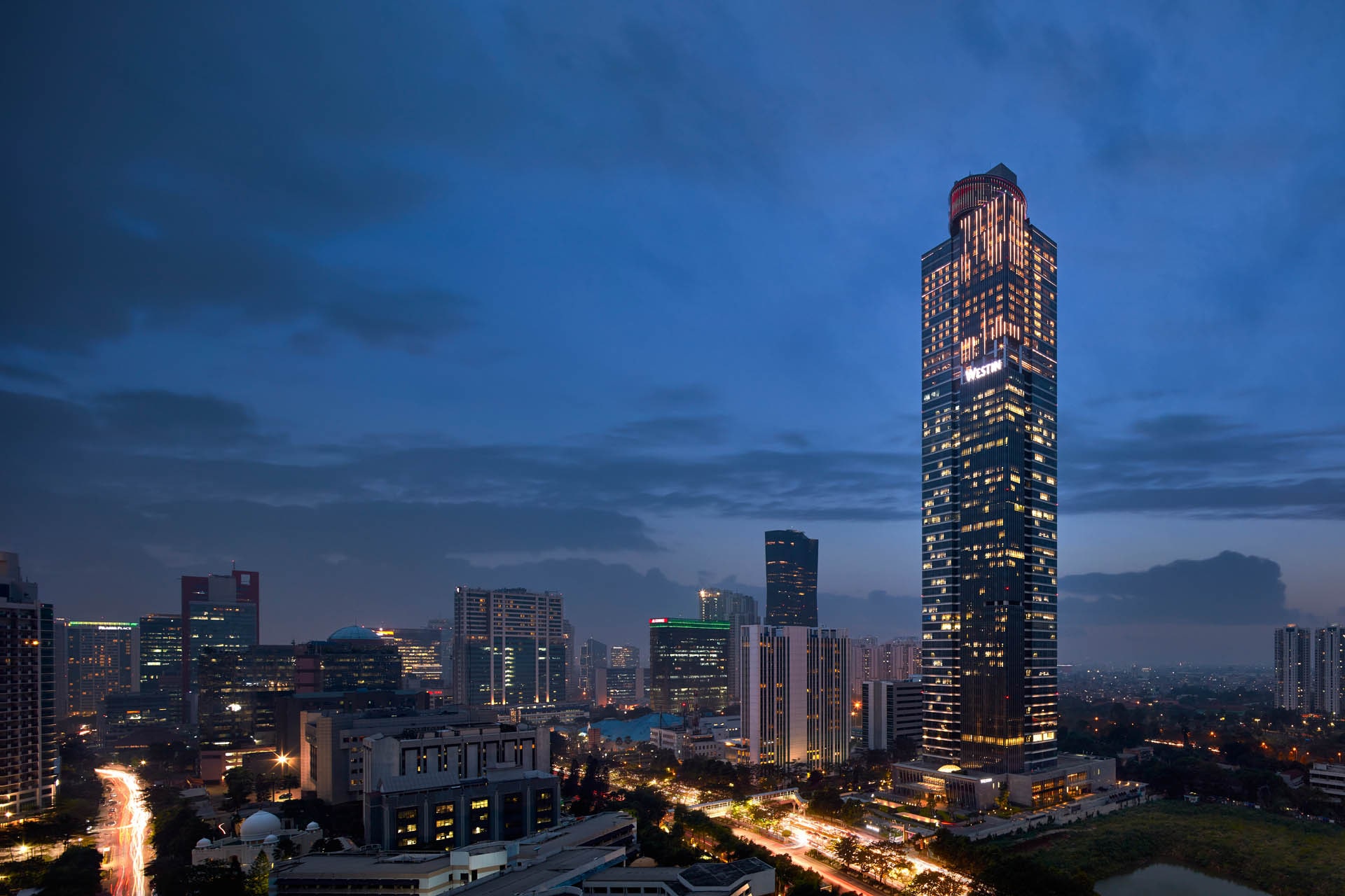 Kemegahan Gama Tower di malam hari © Decoruma