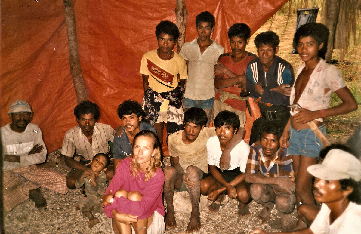 Petra Graves dan karyawan pertama di Nihiwatu (1989) | Foto: Sumbafoundation.org