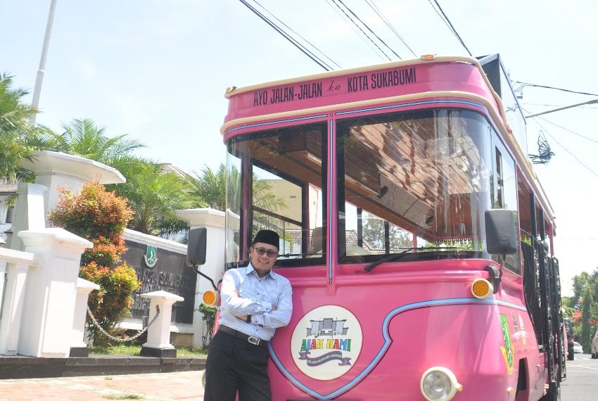 Achmad Fahmi, Wali Kota Sukabumi berpose di depan Bus Ajak Kami © Foto: Seputar Sukabumi