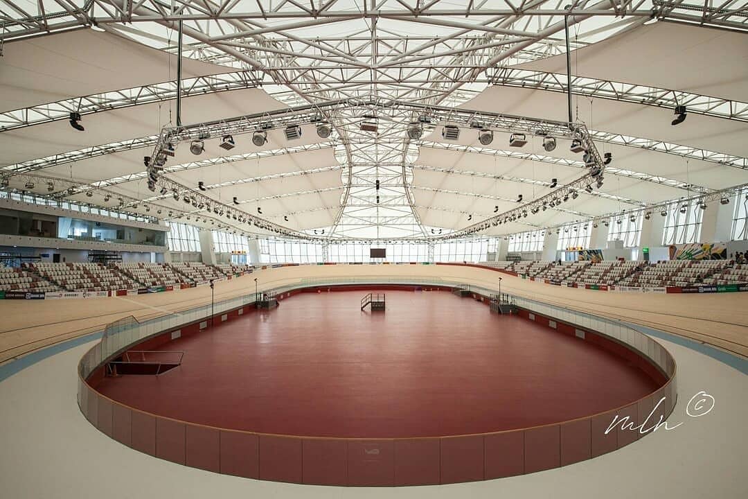 Velodrome Jakarta dikelola oleh BUMD Jakpro, memiliki lintasan balap sepeda bersertifikasi UCI (Union Cycliste Internationale)