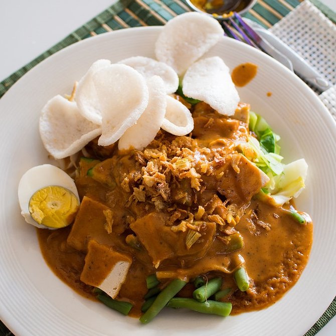 makan tambah nikmat dengan kerupuk | merdeka.com