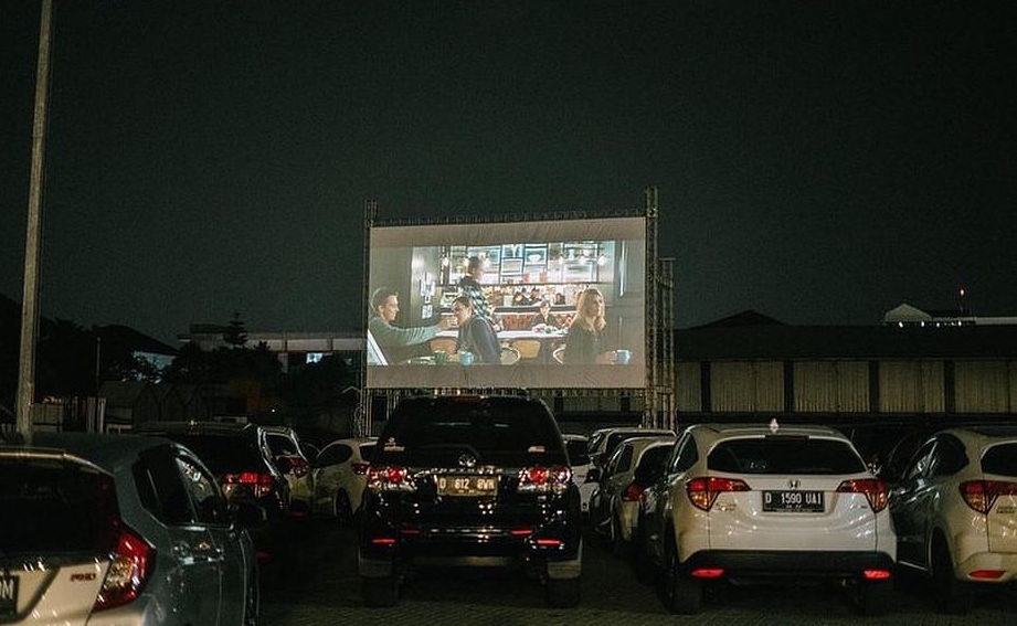 Lahan parkir untuk menonton | Instagram: driveinsenja