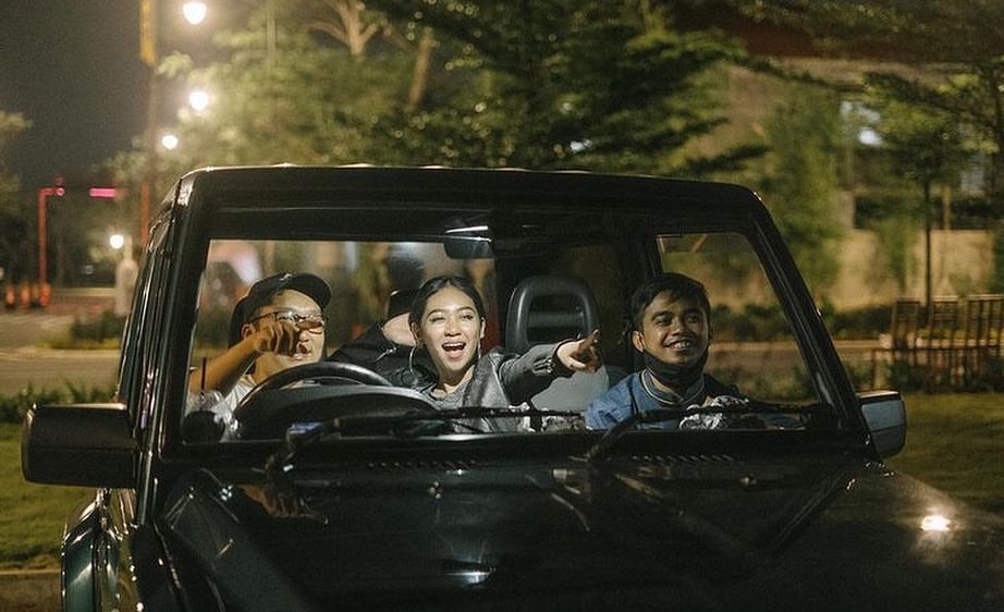 Menonton dari mobil © Instagram: driveinsenja