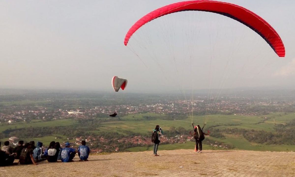 Paralayang di Gunung Panten Wisata Populer Majalengka