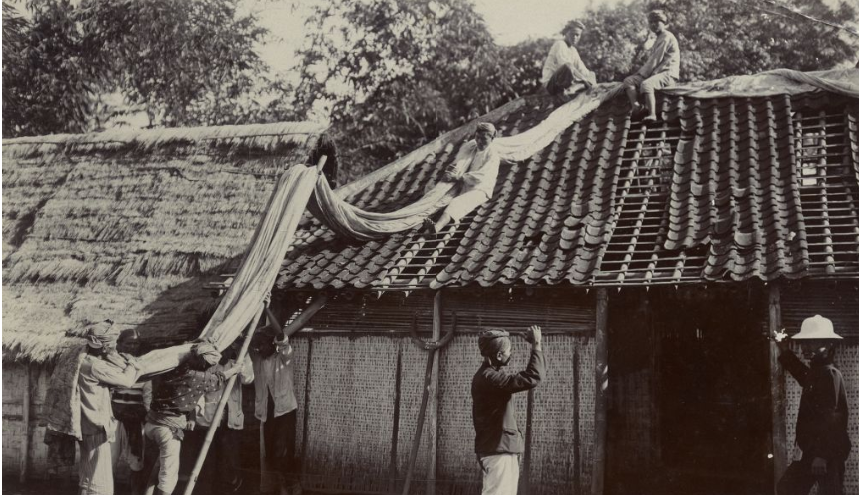 Perbaikan rumah melalui pengendalian hama di Malang. Foto: dokumen Syefri Luwis, penulis buku “Epidemi Penyakit Pes di Malang : 1911-1916”