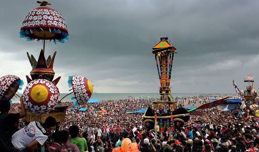 Perayaan puncak festival Tabuik di Pantai © Dinas Pariwisata dan Kebudayaan Kota Pariaman