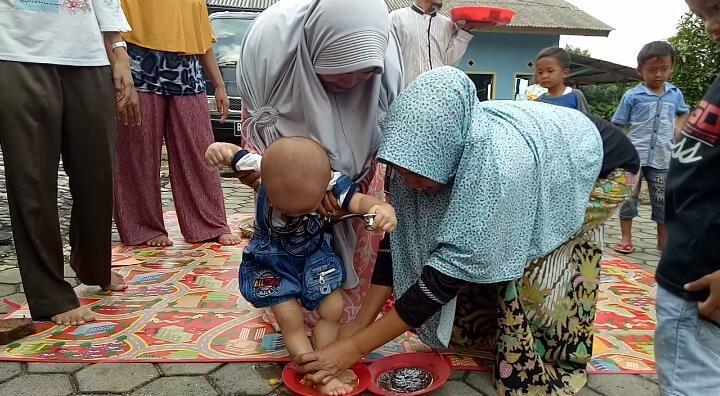Upacara Turun Taneuh © docplayer.info