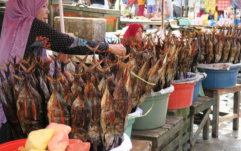 Penjaja Ikan Asar © Femina.co.id